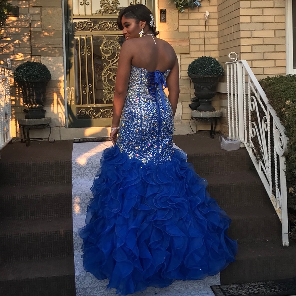 A BEAUTIFUL PROM DRESS